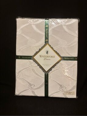 Waterford Linens 70" Round Tablecloth. Jamestown.